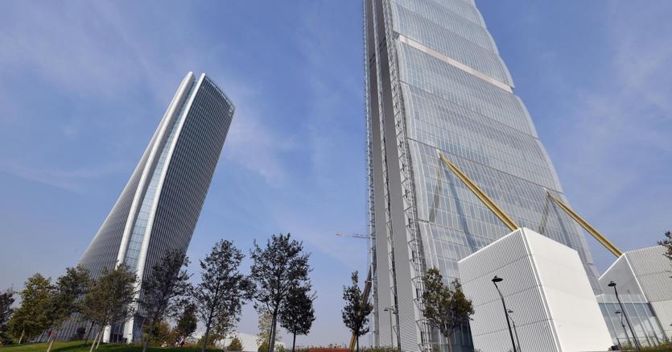La Torre Isozaki (d), o Torre Allianz, soprannominata il Dritto, e la torre Hadid, soprannominata lo Storto e nota anche come Torre Generali, strutture del progetto CityLife (Ansa/Daniel Dal Zennaro)