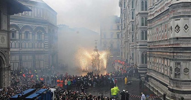 Lo scoppio del carro a Firenze (Ansa)