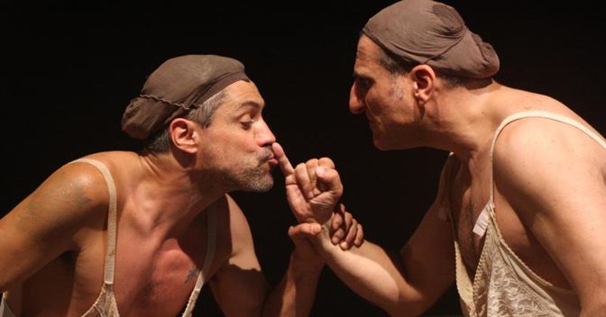, da sinistra, Carmine Maringola e Salvatore d’Onofrio ne «La scortecata» di Emma Dante, produzione Teatro Biondo di Palermo