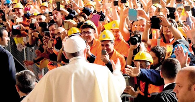 . Papa Francesco in visita a un grande complesso industriale. Il pontefice ama dialogare con imprenditori e operai