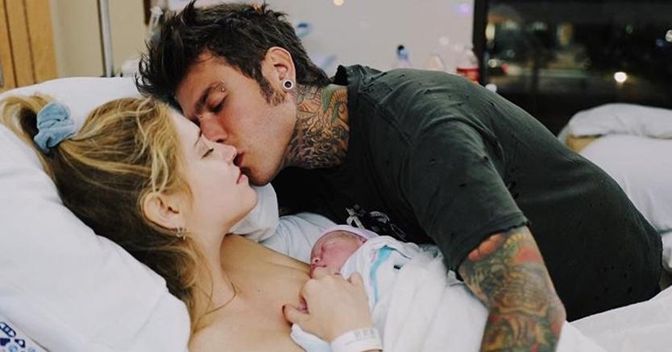Fedez e Chiara Ferragni con il piccolo Leone (foto tratta dai profili Instagram dei due genitori)