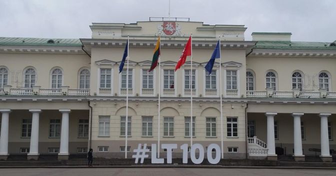 Il palazzo presidenziale di Vilnius, con il numero 100 che celebra l'indipendenza dal 1918. (Le foto sono di Eliana Di Caro)