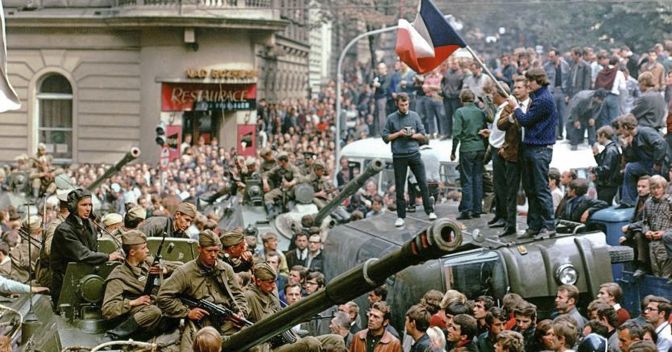 Cittadini di Praga circondano i carri armati sovietici il 21 agosto 1968