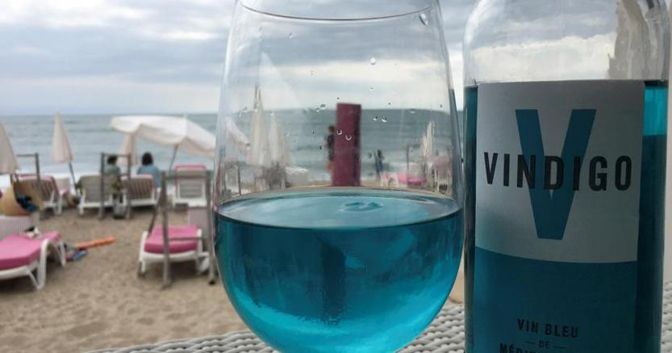 Un bicchiere del vino blu Vindigo in un ristorante a Séte (Francia) REUTERS/Antony Paone