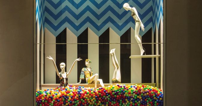 Una recente vetrina della Rinascente Duomo, dedicata alla linea mare di Missoni