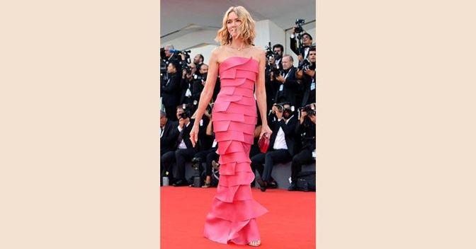 L’attrice australiana Naomi Watts al festival del cinema in corso a Venezia: l’abito è di Armani Privé, i gioielli sono Cartier