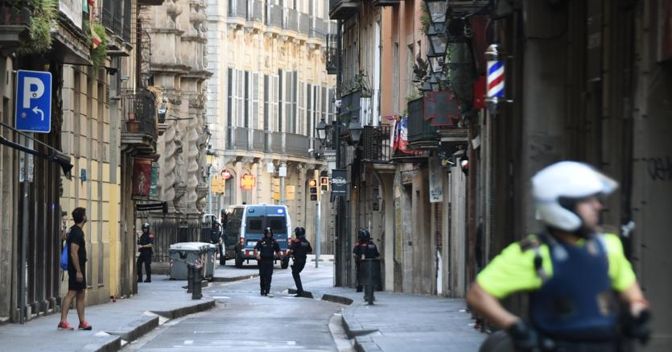 Barcellona presidiata dalle forze di polizia dopo l’attentato
