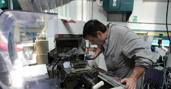 La produzione industriale italiana, nonostante le oscillazioni registrate nei mesi primaverili, è in rotta per una crescita nel secondo trimestre (foto Ansa)