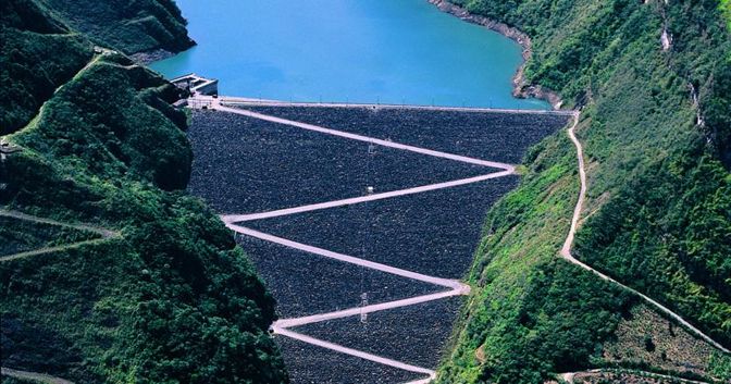 Nella foto, la centrale idroelettrica più grande della Colombia, a El Guavio (© Enel)
