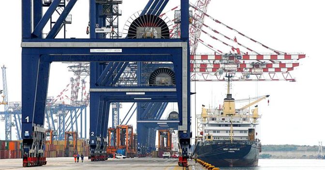 Solo il 26,5% di export e il 30,5% di import viaggia via mare (foto Imagoeconomica)