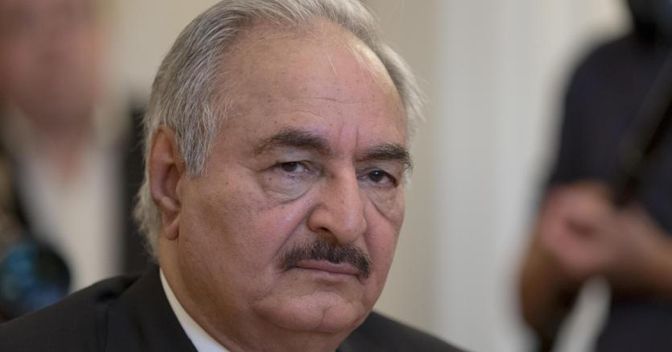 In Libia il generale anti-islamista Khalifa Haftar, che controlla l'Est del paese, spinge per andare alle elezioni quanto prima, mentre per l'Italia non ci sono ancora le condizioni (Ap)
