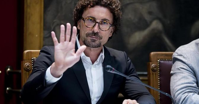Il ministro Toninelli: con le convenzioni on line stiamo cambiando tutto, smontiamo un sistema malato» (Ansa)