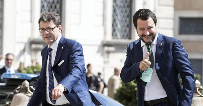 Da sinistra a destra, il sottosegretario Giancarlo Giorgetti e il vicepremier Matteo Salvini (foto Ansa)