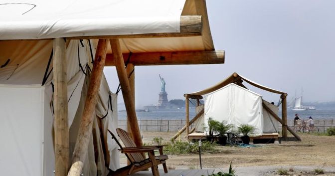 Collective Retreats facility a Governor's Island, nel porto di New York. (AP Photo/Richard Drew)