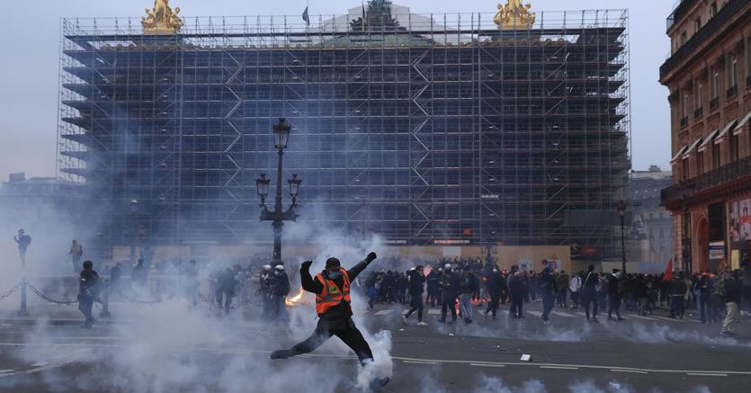 Francia Proteste Violente Contro Il Bacino Idrico Diversi Agenti