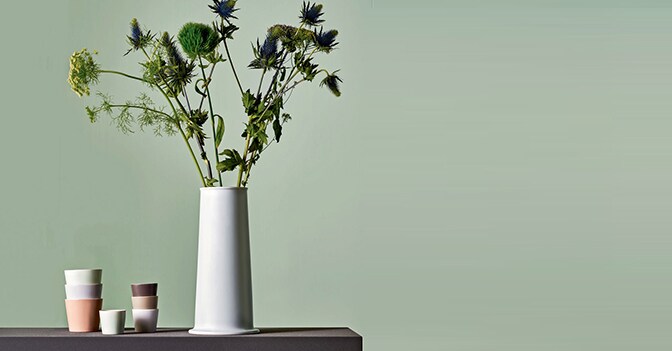 Alessi, servizio da tavola Tonale, design David Chipperfield; il servizio è stato ampliato con un nuovo vaso per fiori e un piatto da portata, e con due nuove colorazioni, Pale Blu e Pale Green.