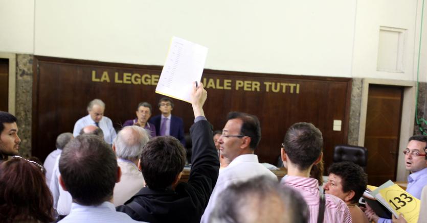 Un’asta giudiziaria per l’assegnazione di immobili a Milano (Fotogramma)