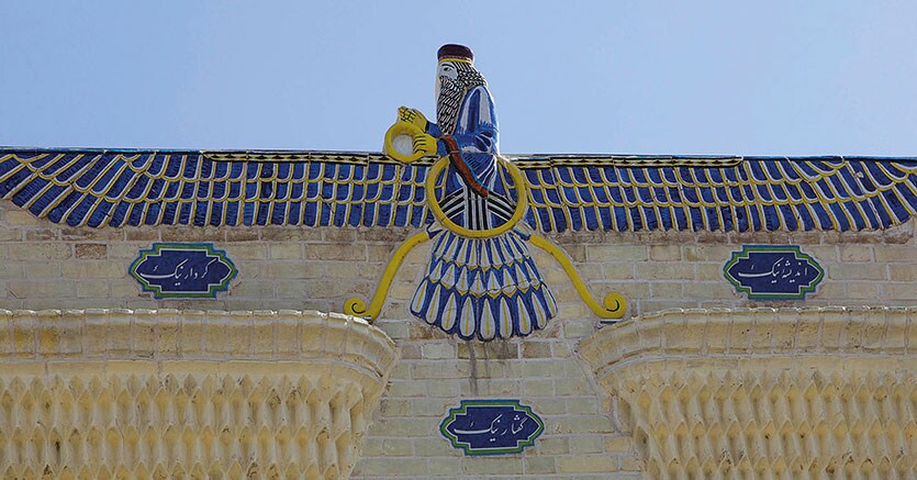 «Il faravahar», uno dei simboli più noti dello zoroastrismo, sul frontone del tempio del fuoco