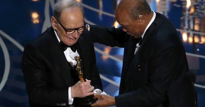 Ennio Morricone mentre riceve l’Oscar (Reuters)