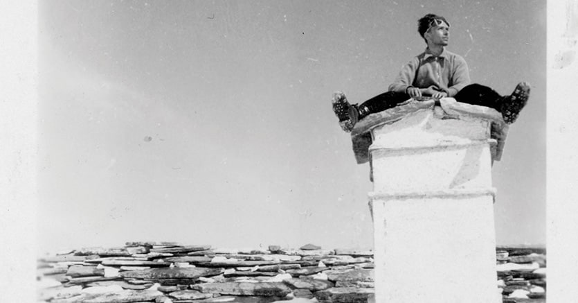 A cavalcioni sul comignolo. Primo Levi al rifugio Vittorio Sella, aprile 1940. (Archivio della famiglia di Primo Levi)