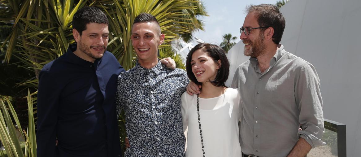 Da sinistra il regista Claudio Giovannesi con gli attori Daphne Bonori, Josciua Algeri e Valerio Mastandrea . Foto Ap