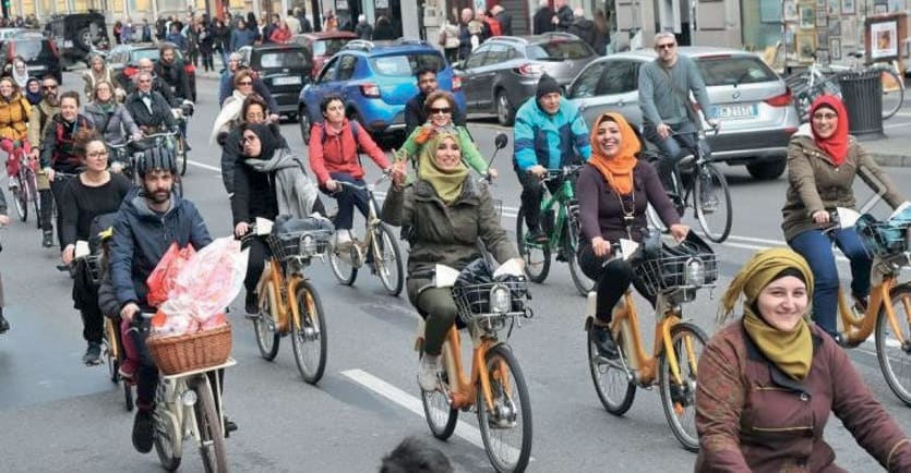 In bicicletta. Manifestazione di donne musulmane a Milano