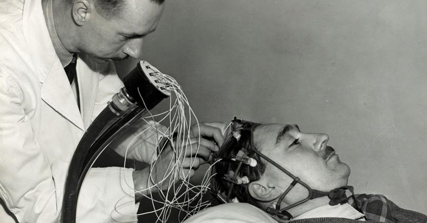 Un detenuto si sottopone volontariamente a un esperimento con un elettroencefalografo al Maudsley Hospital di Londra, 1949 (GettyImages)