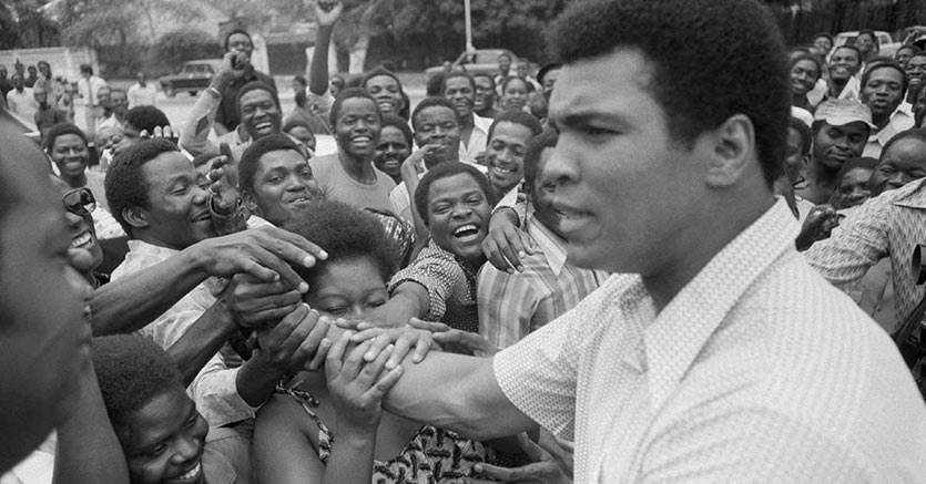 Muhammad Ali viene accolto nel centro di Kinshasa , Zaire. Ali è in Zaire per combattere George Foreman . (ANSA/AP Photo) 