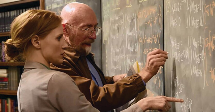 II film.  Kip Thorne illustra   alcune  equazioni a Jessica Chastain sul set di Interstellar