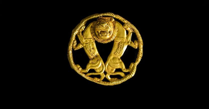 Ornamento circolare con due leoni, fine V secolo a.C., oro, diam. max 5,5 x 1,5 cm. Kurdistan, Iran occidentale