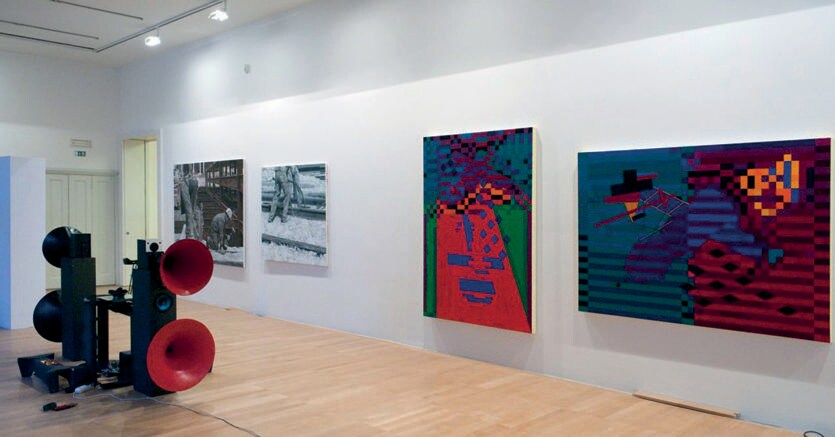 Aale & installazioni. Una delle sale dell’Ottava Triennale di Arte Contemporanea di Lubiana