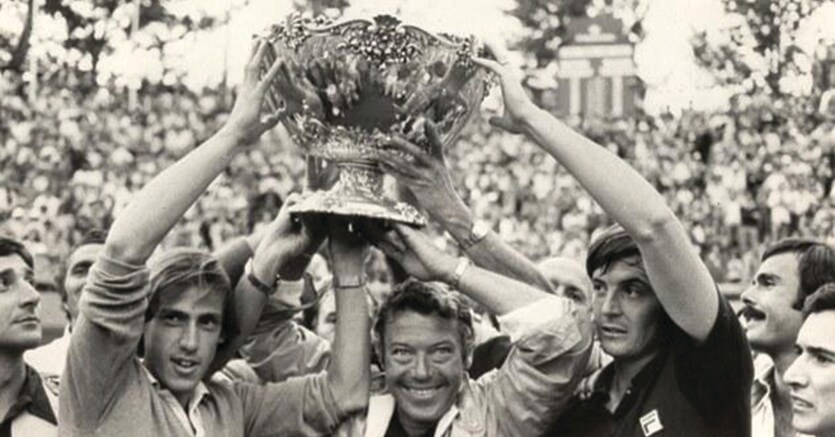 Trionfo. Nicola Pietrangeli, il capitano, al centro,  con Adriano Panatta (a destra) e Corrado Barazzutti, alzano l’insalatiera d’argento appena conquistata contro il Cile il 18 dicembre 1976 