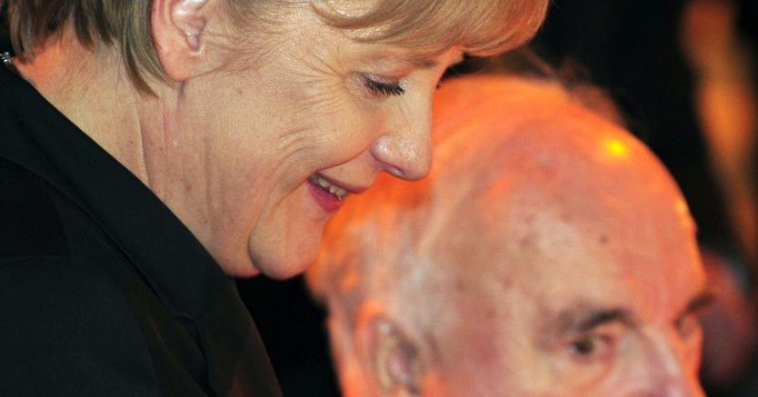 Helmut  Kohl, storico cancelliere tedesco e leader della Cdu sino al 1998, con la collega di partito e attuale cancelliera Angela Merkel