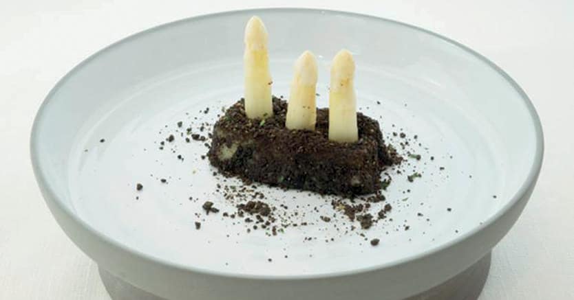 Stalagmiti. Il piatto di Lennart van Weert «Fresco dalla terra nelle mani dello chef»; sotto  Paolini alle spalle degli chef  durante la premiazione del contest