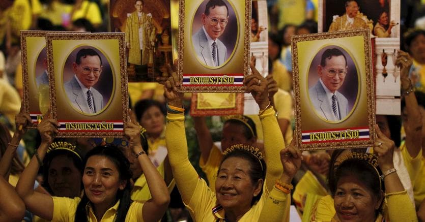 Alcune thailandesi con dei ritratti del sovrano, radunate fuori dell’ospedale in cui il re Bhuminol Adulyadej è ricoverato il giorno dell’88esimo compleanno, il 5 dicembre scorso