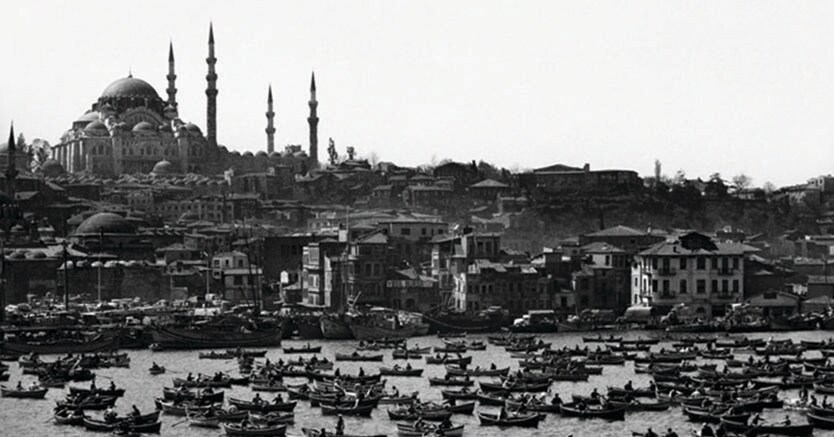 Anni cinquanta. Istanbul nell’obiettivo del più famoso fotografo turco, Ara Güler, classe 1928, negli anni 50 fotoreporter per «Time-Life» e «Paris Match». L’immagine è tratta dal volume «Istanbul», con testo di Orhan Pamuk, edito da Mondadori 