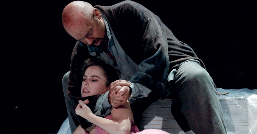 Violento. Elio De Capitani (Otello)  e Camilla Semino Favro (Desdemona)