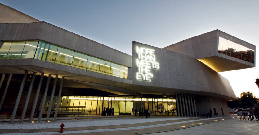 Il MAXXI (Museo nazionale delle arti del XXI secolo) di Roma, progettato nel 1998 dall’architetto anglo-irachena Zaha Hadid e aperto al pubblico nel 2010