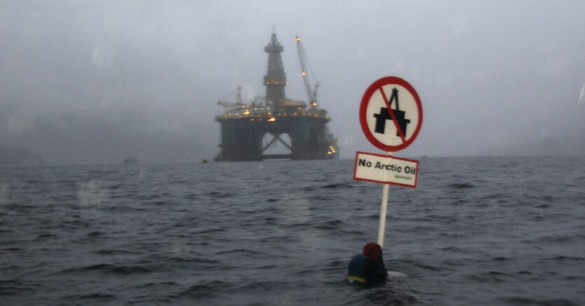 In azione. Attivisti di Greenpeace protestano contro la trivelle  petrolifera Eirik Raude di Statoil e Hydro nel mare di Barents 