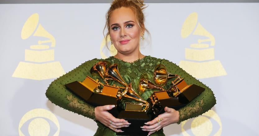 Adele posa per i fotografi con i 5 Grammi Awards vinti a Los Angeles (Reuters)