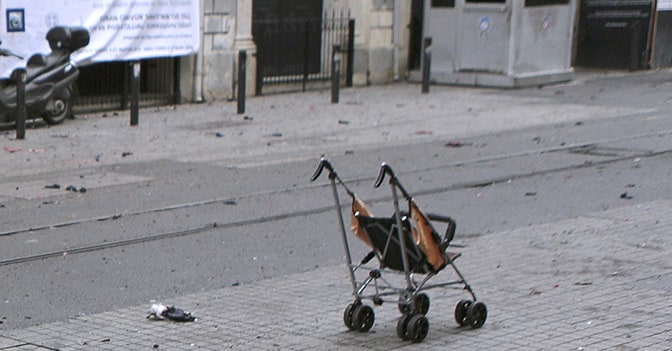 La carrozzina abbandonata sul luogo dell’attentato kamikaze nella via dello shopping di Istanbul (Reuters)