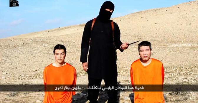 Un fermo immagine del video in cui l'Isis minaccia di uccidere due ostaggi giapponesi (Ansa)