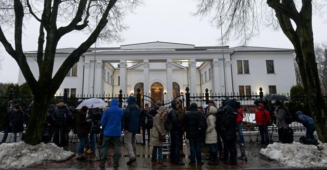 Giornalisti all’esterno della residenza presidenziale di Minsk dove sono in corso i colloqui per il cessate il fuoco (Afp)