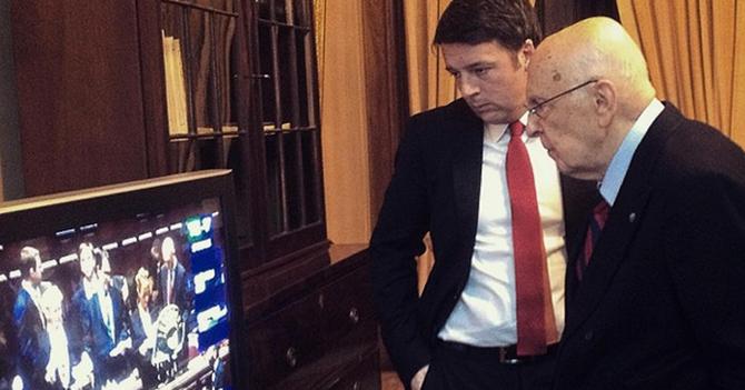 Matteo Renzi e Giorgio Napolitano seguono lo spoglio (Ansa)