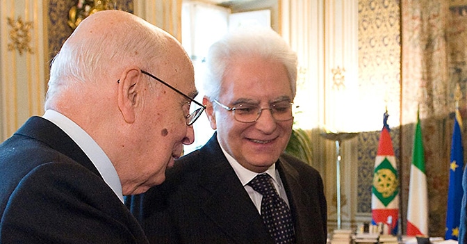 Sergio Mattarella (a destra) con Giorgio Napolitano (Ansa)