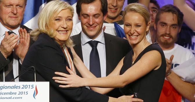 Marine Le Pen abbraccia Marion Marechal Le Pen (Ap)