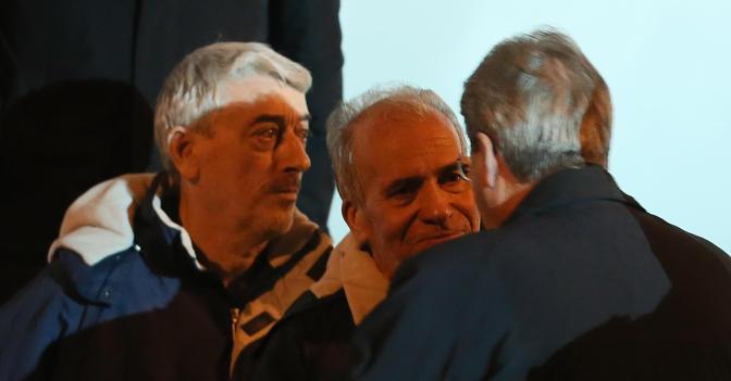 Gino Pollicardo (a sinistra) e Filippo Calcagno  accolti a Ciampino dal ministro Gentiloni (Ansa)