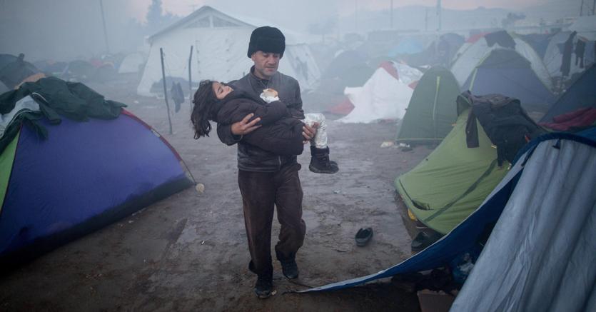 I rifugiati nel campo profughi di Idomeni questa mattina dopo la tempesta abbattutasi nella notte (Epa)