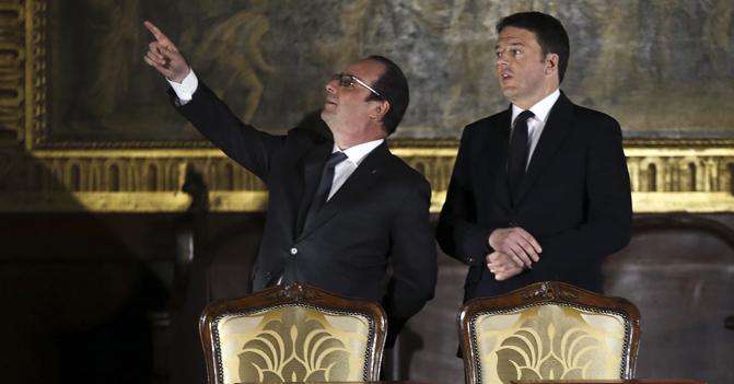 Francois Hollande insieme a Matteo Renzi (Ap)