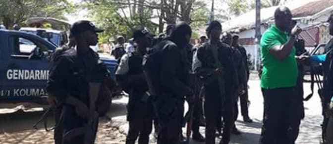 Agenti della gendarmerie sul luogo dell’attentato (foto da Connection Ivoirienne)